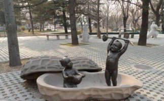 公园花生壳里面的娃娃景观铜雕