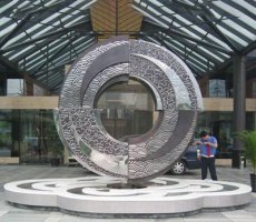 不锈钢异形圆环酒店雕塑