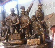 红军打仗铜雕-转雕像
