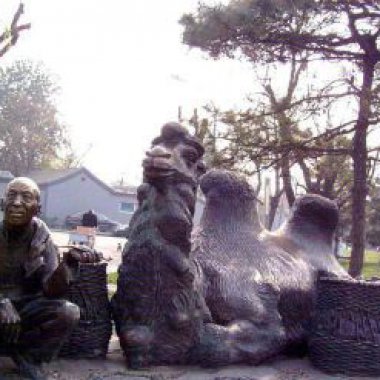 公园抽袋烟的老人和骆驼小品铜雕