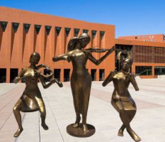 铜雕广场拉提琴音乐组合