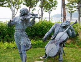 公园演奏大提琴和小提琴的人物小品铜雕