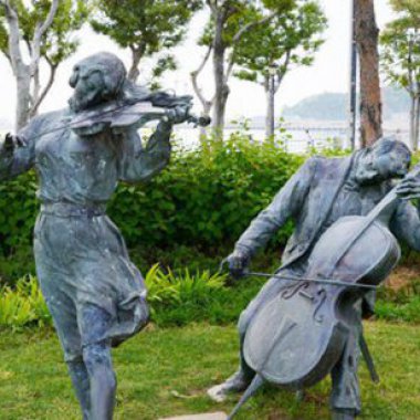 公园演奏大提琴和小提琴的人物小品铜雕