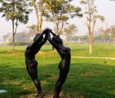 背对背拉手的情侣公园人物铜雕