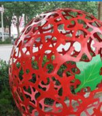 街边不锈钢镂空球和树叶景观雕塑