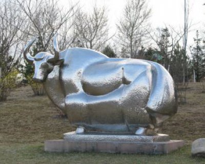 不锈钢公园抽象牛雕塑