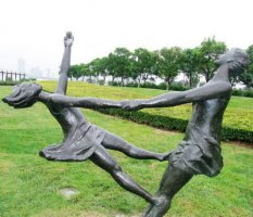 公园跳舞的女孩铜雕