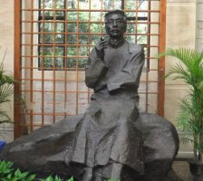 著名文豪鲁迅先生铜雕像
