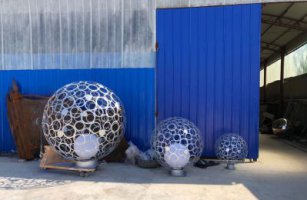 不锈钢镂空球雕塑校园景观雕塑