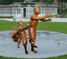 铜雕小区玩游戏儿童