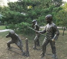 公园放鞭炮的儿童铜雕