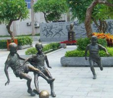 小孩踢足球公园景观铜雕