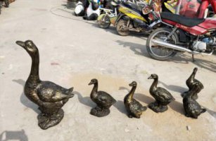 户外铜雕鸭子-抽象鸭子雕塑