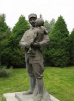 公园抱着小孩的八路军人物铜雕