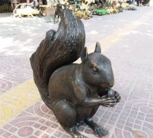 公园铜雕松鼠-带口的松鼠葡萄石雕