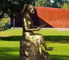 校园看书的女孩铜雕 