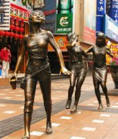 步行街逛街的女孩人物铜雕