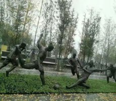 踢足球公园运动人物铜雕