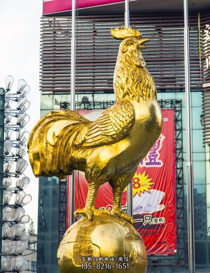 广场站在地球上的公鸡景观铜雕