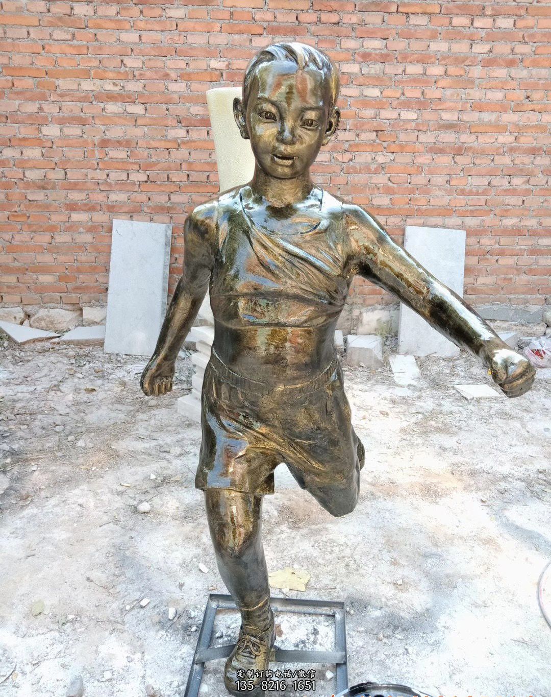 开封县现代男人和古代儿童铜雕