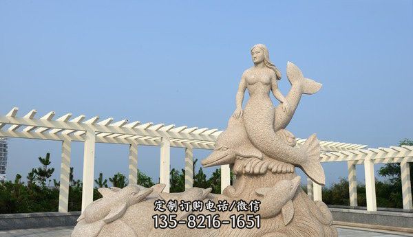 公園美人魚和海豚石雕