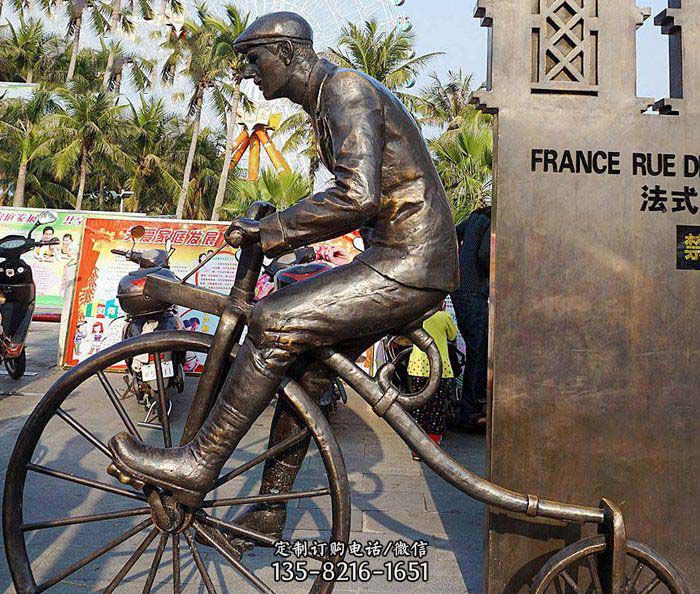 公园骑自行车的西方人物小品铜雕