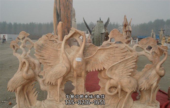公园晚霞红仙鹤雕塑图片