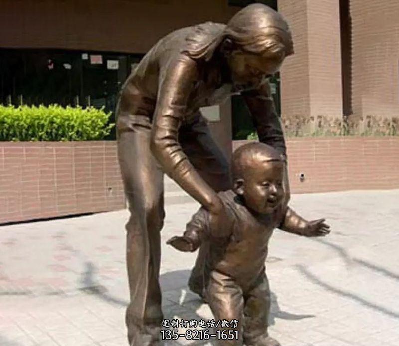 小孩学走路广场小品铜雕