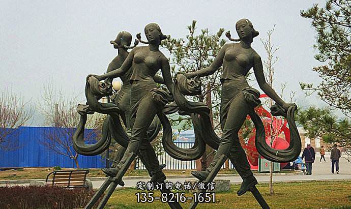 公园踩高跷的女孩人物铜雕
