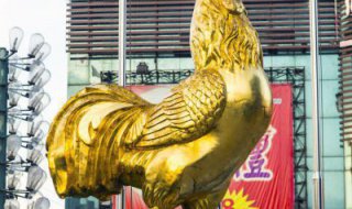 广场站在地球上的公鸡景观铜雕