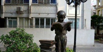 校园念书的小男孩景观铜雕