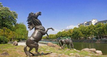 公园立马动物铜雕