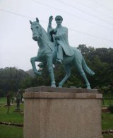 广场骑马的解放军景观铜雕