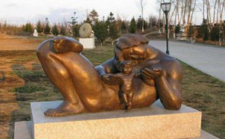 公园母子人物铜雕