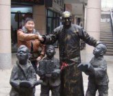 步行街读书的小孩景观铜雕