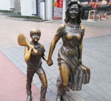 母子购物铜雕-王开岭坐着的雕像