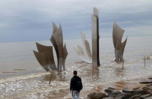 海边不锈钢船帆景观雕塑