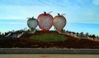 不锈钢城市彩色镂空苹果雕塑
