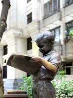 校园看书的小男孩人物铜雕