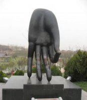手掌广场景观铜雕