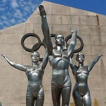 广场不锈钢运动员和五环雕塑
