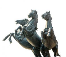 公园立着的马铜雕