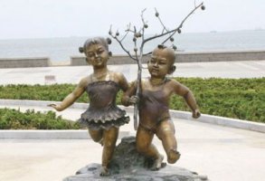 玩耍的儿童铜雕
