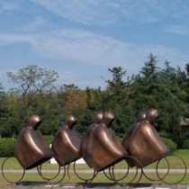 披着雨披骑着单车的抽象人物园林景观铜雕