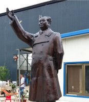 挥手的毛主席铜雕像