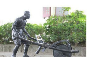推单脚单车人物公园景观铜雕