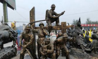 消防战士人物铜雕