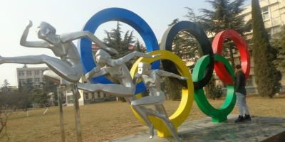 不锈钢奥运五环和运动人物雕塑