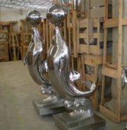 不锈钢抽象海豚顶球雕塑