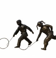 公园滚铁环的儿童铜雕